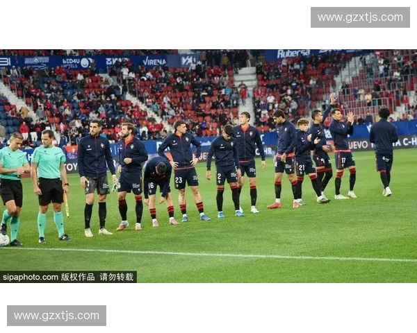 业余足球赛场激情碰撞全面展现草根球员永不言弃拼搏精神的风采魅力